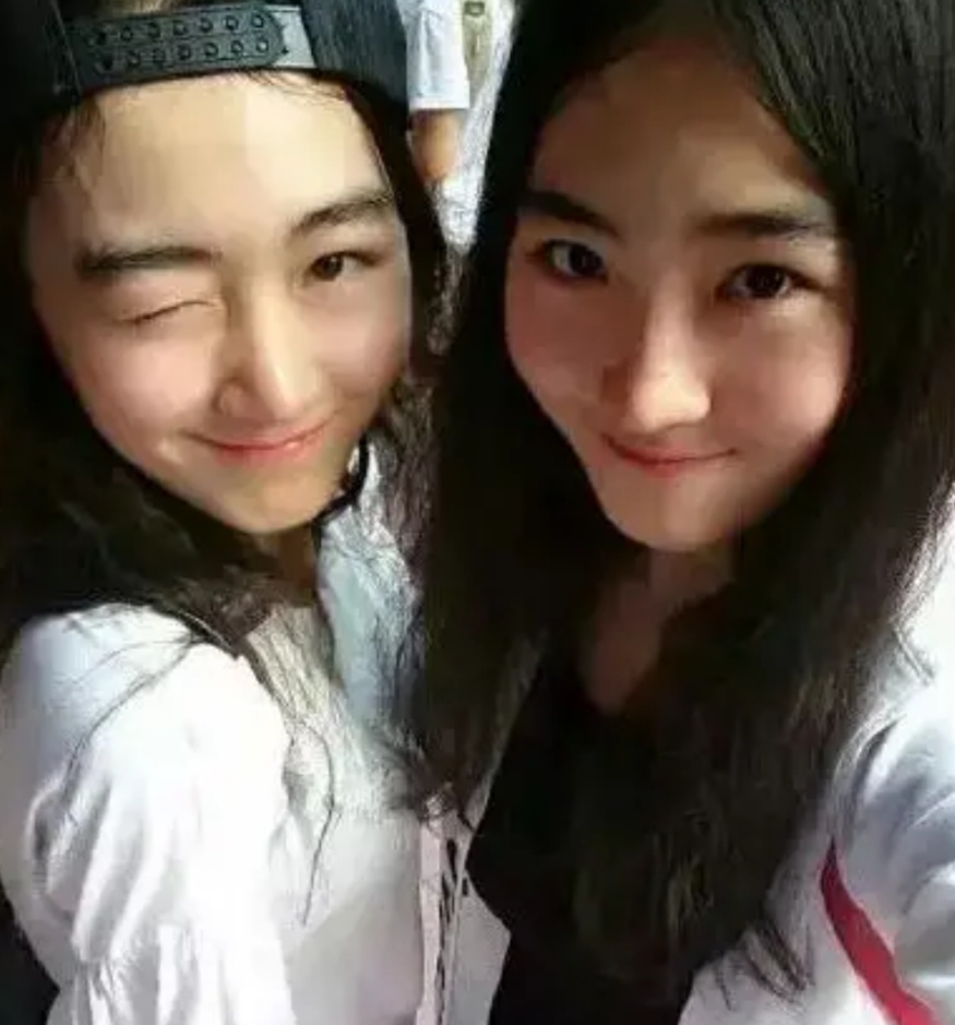 两女地铁站劈叉曝真实身份，同分考入戏剧学院，背后有高人指点？