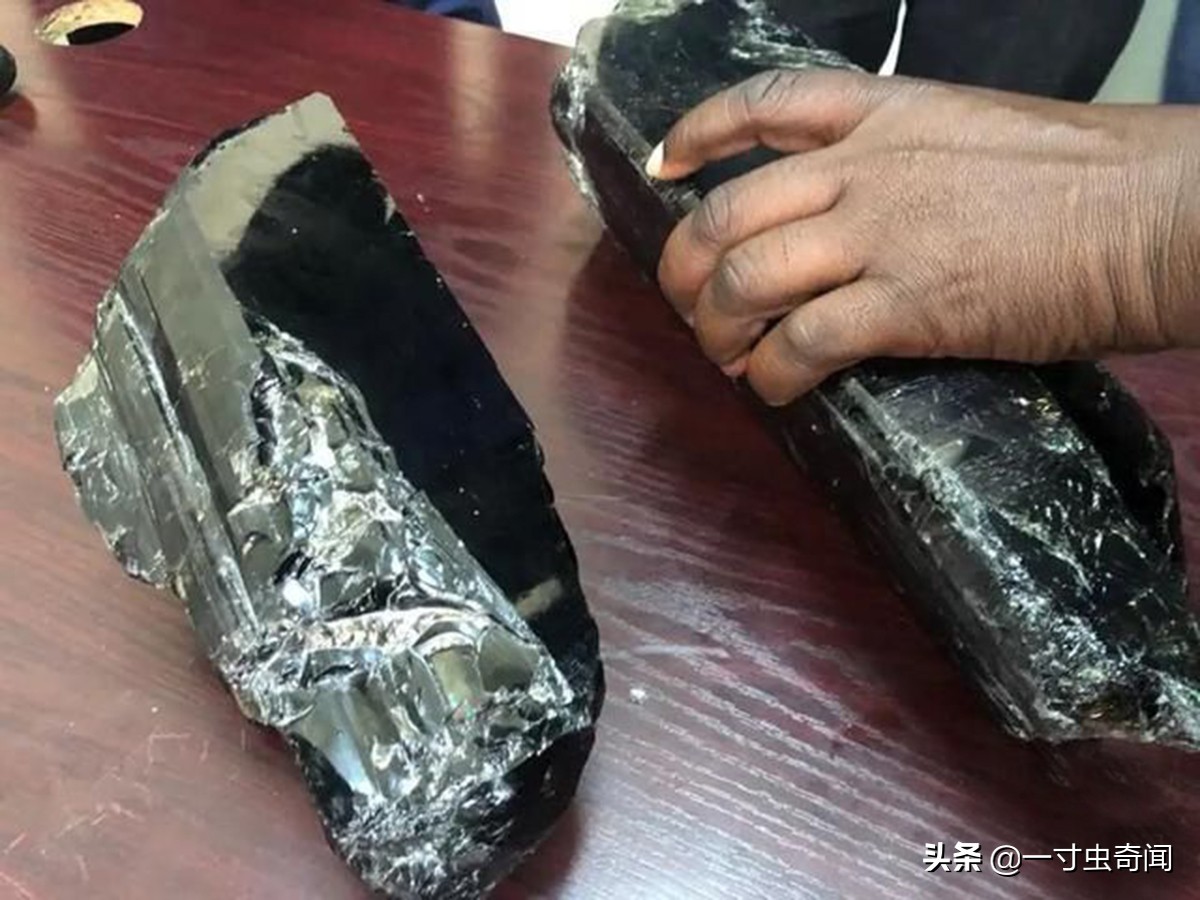 陡然而富！非洲矿工发现两块坦桑石，被奖励约2267万人民币