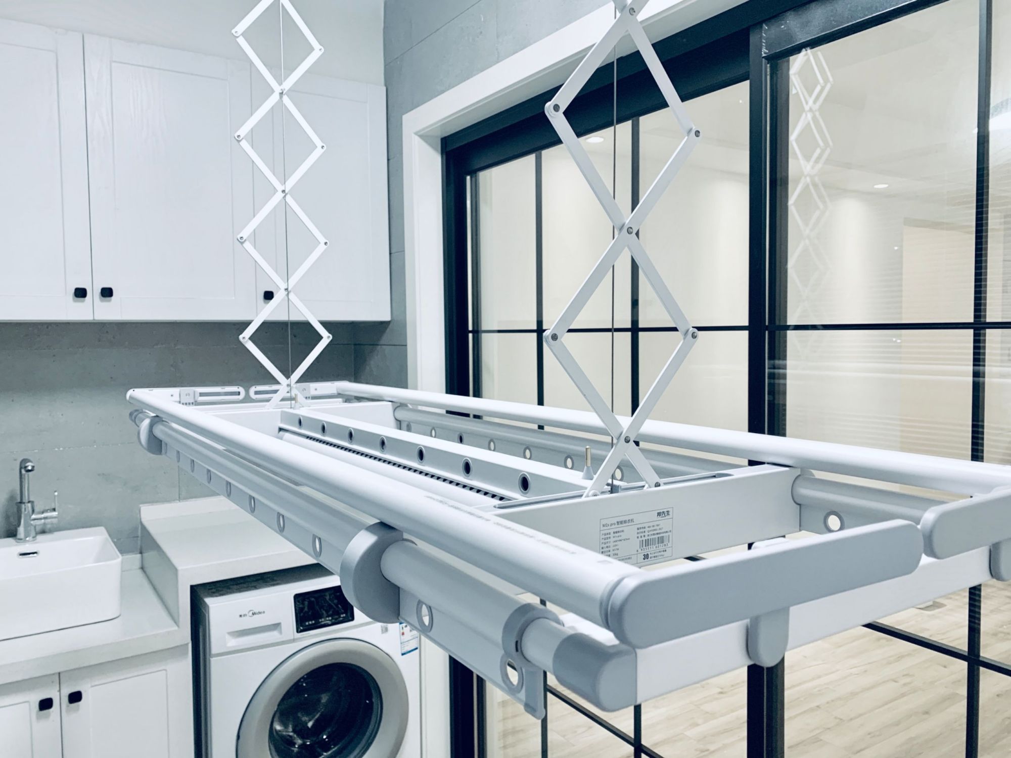 手摇晾衣架与电动晾衣架哪种好？分别体验1年后，才知以前错了