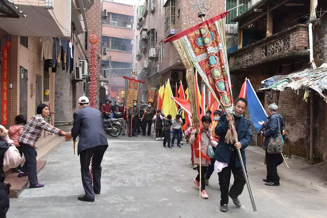 “摸摸康公手，发财更就手！”今天沙头街“康公出巡”好热闹！