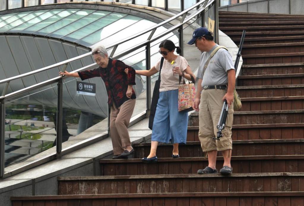 50岁女人走路腿累是什么原因,50岁腿走路无力是啥原因