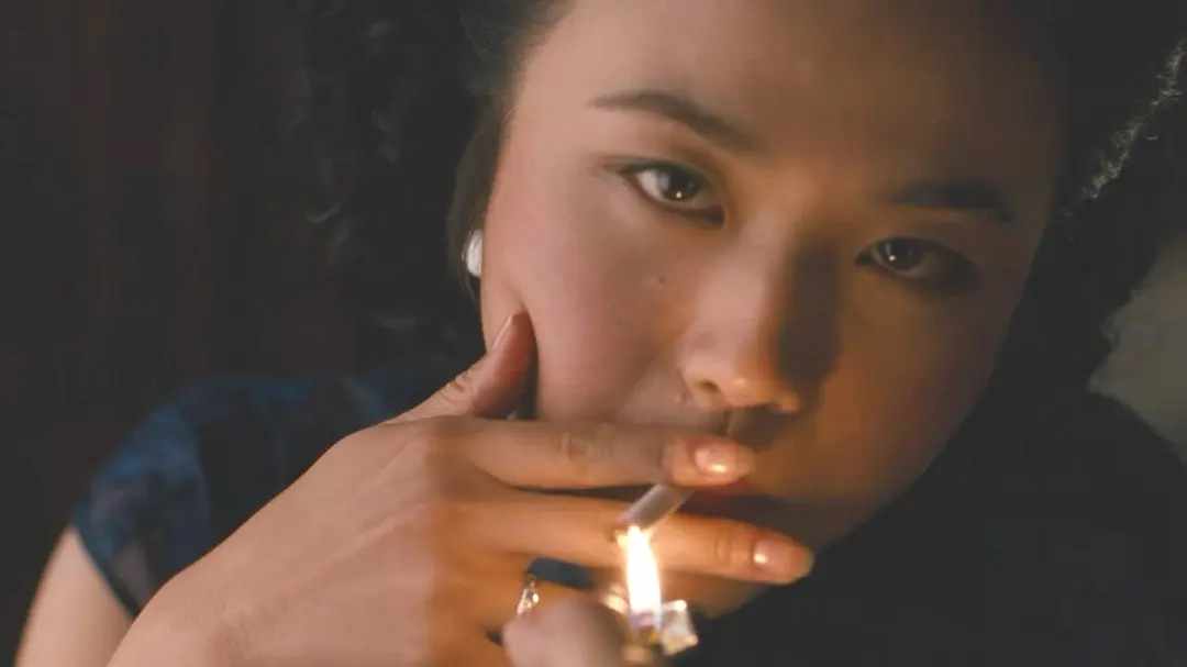 重看《色戒》，四个吸烟镜头，完美诠释出王佳芝的成长与挣扎
