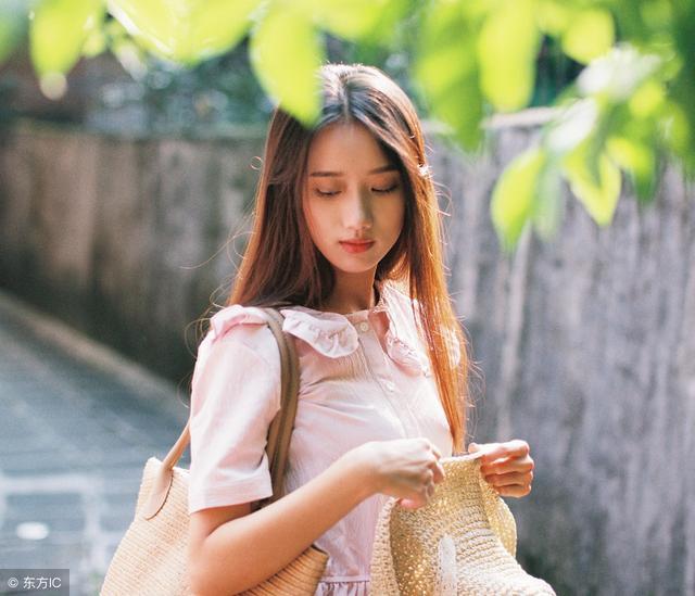 小说：室友为庆祝开学，把奶油弄了她一床，她没有过多在意