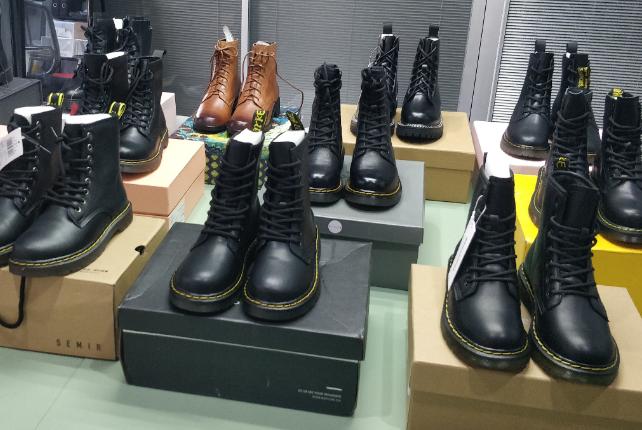 潮流百搭的马丁靴带收紧,时尚必备新款帅气马丁靴