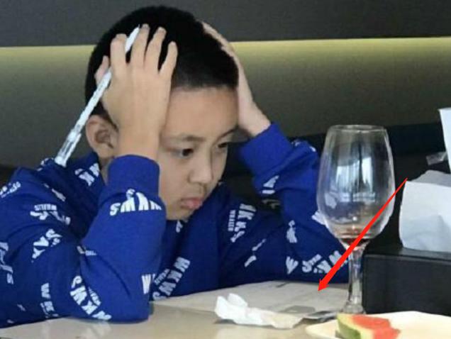 小学生作业本火了，一笔一划整整齐齐，老师：明明超强却过分慎重