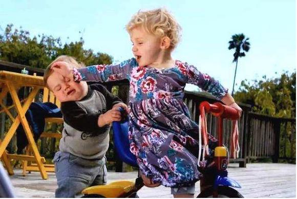 孩子怕玩具被抢走怎么引导,玩具被抢走家长怎么引导孩子解决