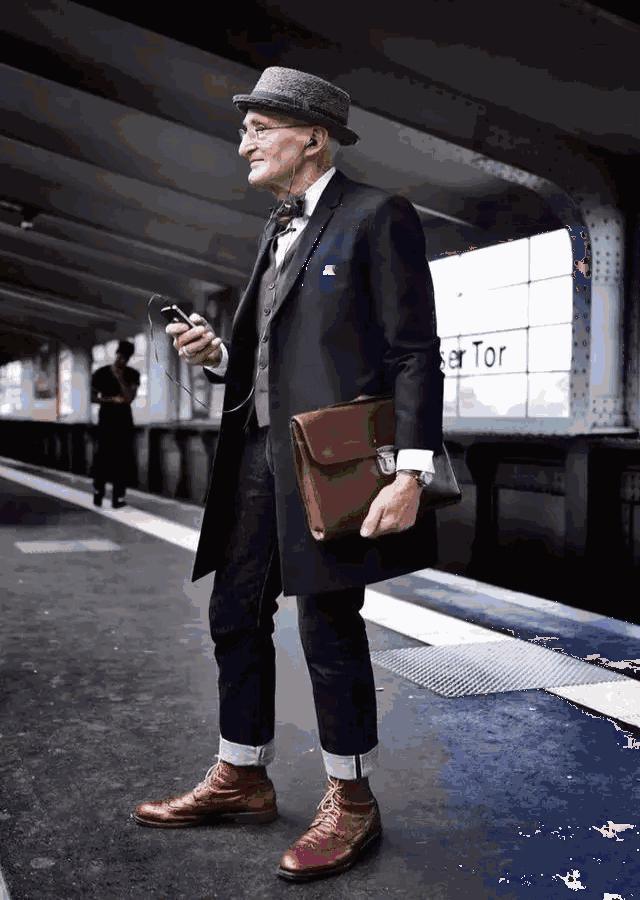 56岁大爷在家创业,60岁大爷创业视频