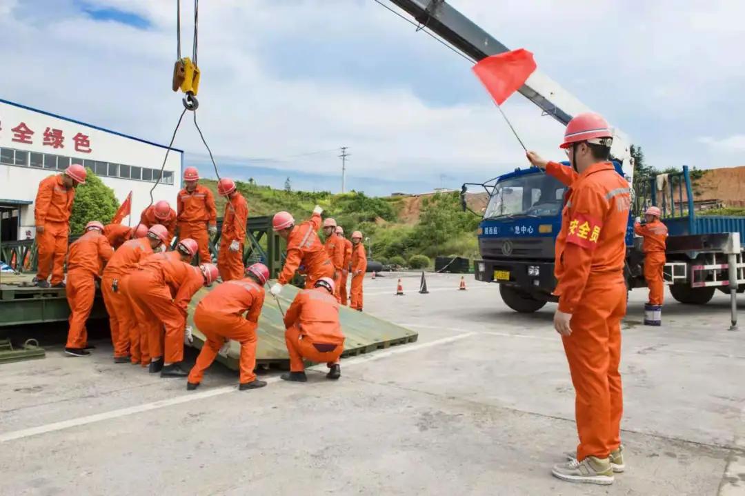 不惧高温坚守一线,无惧高温烤验坚守一线