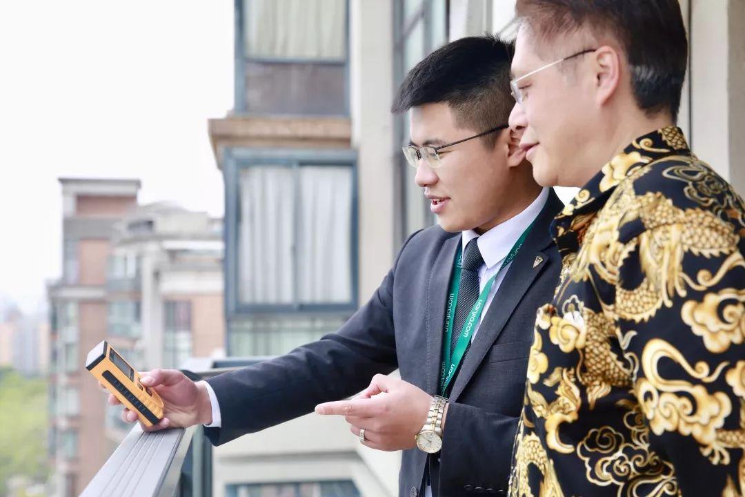 工作场合变身,链家经纪人职业装蝴蝶结