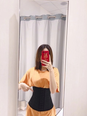 冻龄女神秦岚蕙质兰心气质出众,秦岚的穿搭一直都是独树一帜