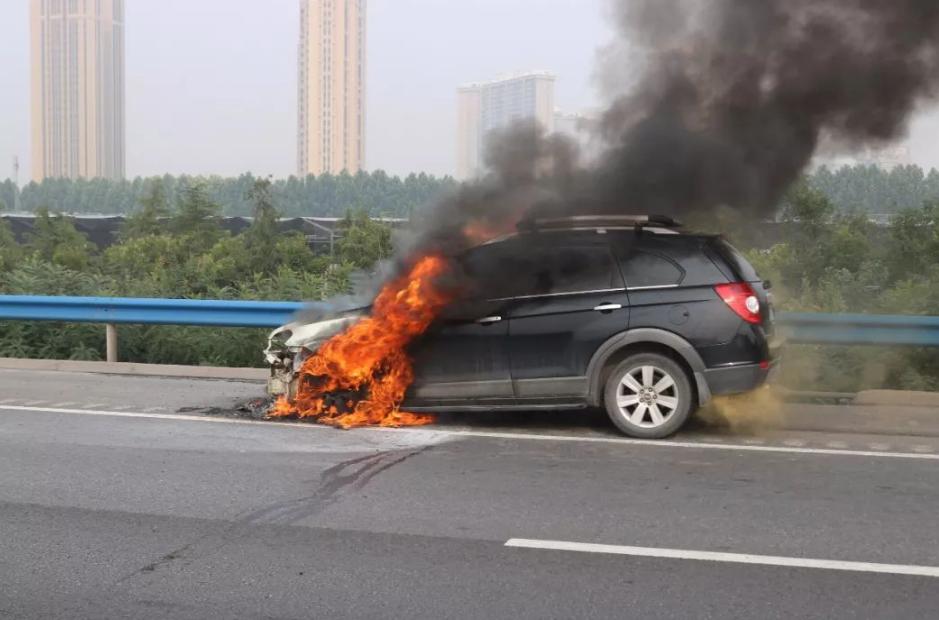 天气太热车内千万不要放这些物品,天气热了车辆关注不要放什么东西