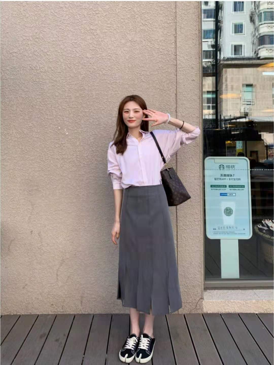 夏天长款半身裙,雾霾蓝长款半身裙子搭配什么上衣