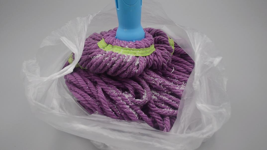 不管拖把多脏多黑，一个简单的方法，拖把洗完干净如新，真实用