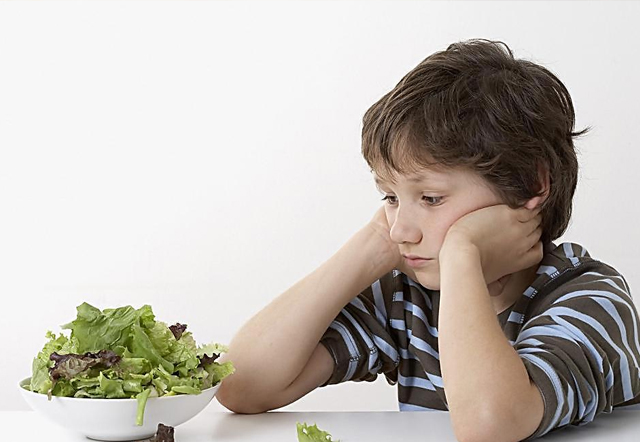 6岁的孩子吃饭需要大人喂,6岁孩子吃饭少怎么办
