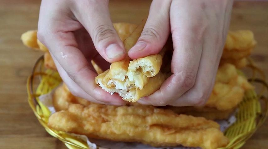 1碗面粉3个鸡蛋教你百吃不厌做法,1碗面2个鸡蛋轻松做美味小油条