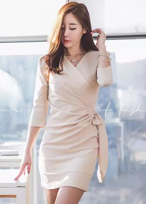 黑色吊带连衣裙女神范搭配,优雅女性黑色连衣裙一衣三搭