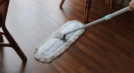 拖完地地板有水印怎么清除,拖地完地板有水珠怎么清理