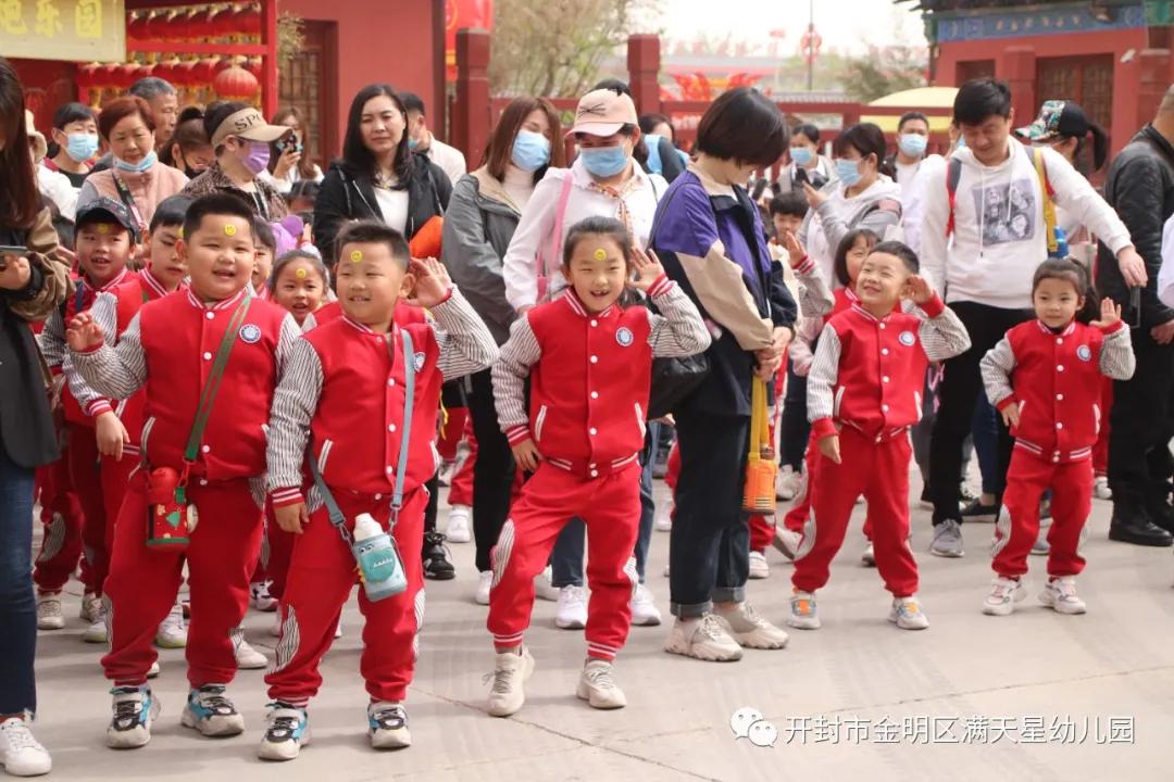 春日踏青亲子幼儿园,幼儿园开展春游踏青活动