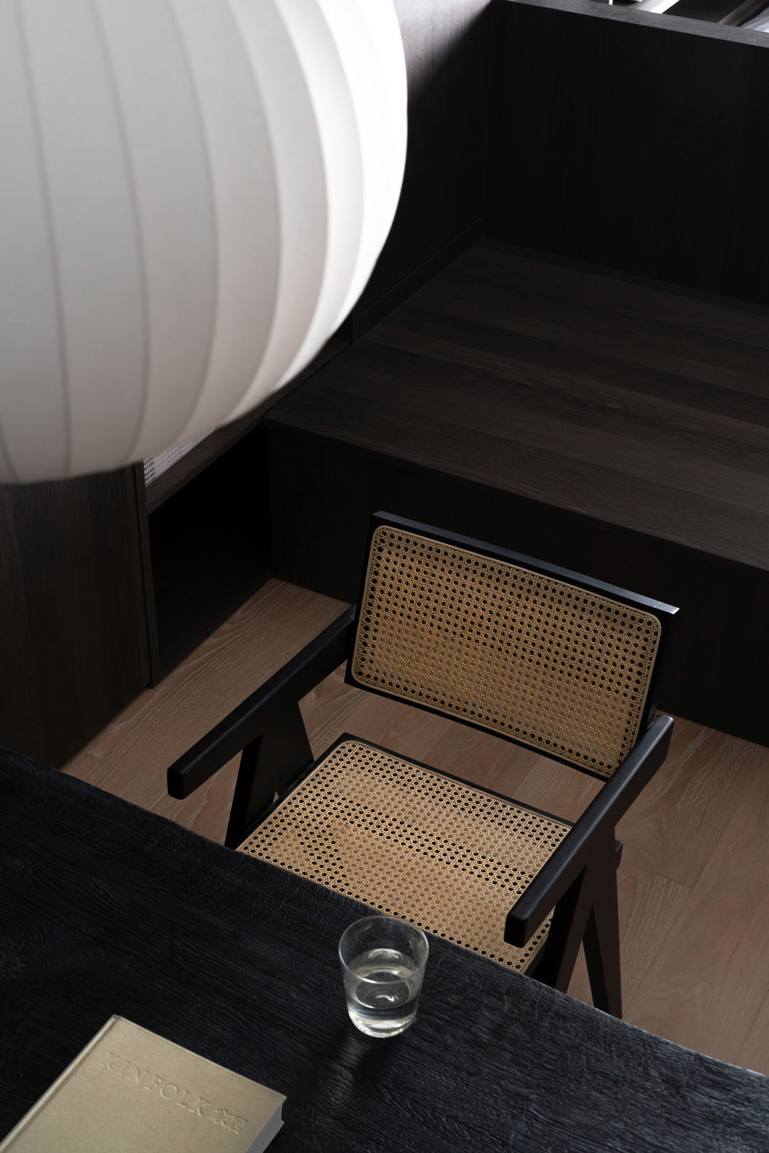 90平米两室一厅浅黑胡桃装修图,小户型现代简约胡桃木色