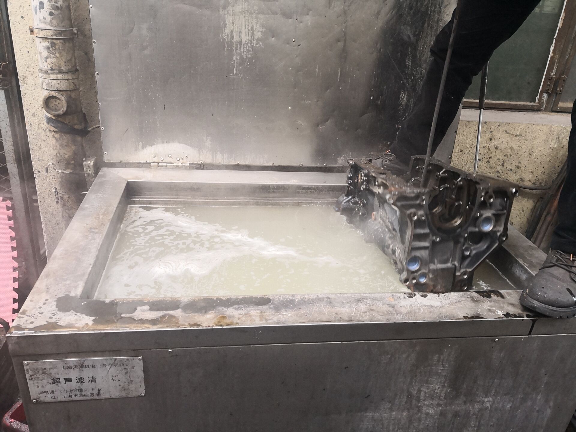 奥迪a4l严重烧机油怎么解决,奥迪a4l缸盖三通刚换过还是漏水