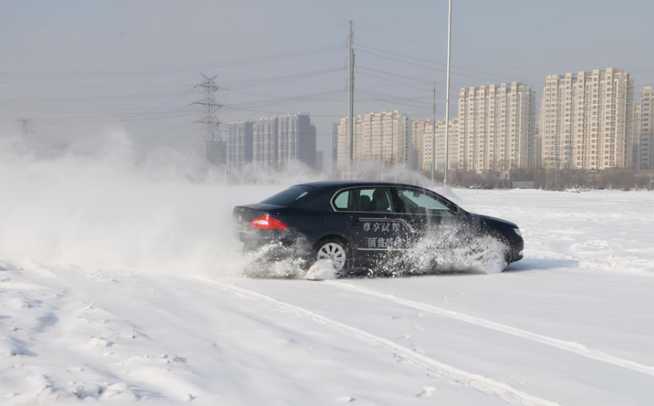 科目二起步刹车是轻踩还是踩死,科目二刹车可以踩到底吗