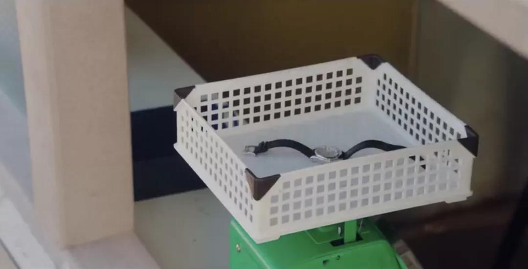 五十万的表换一百块的外套：落魄白富美都是这么活的？