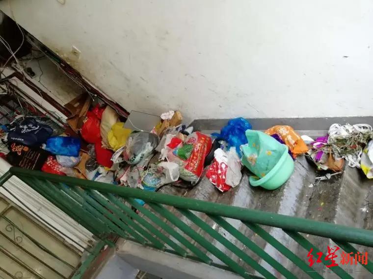 男子家中囤9车垃圾,上海一男子家里垃圾堆积如山