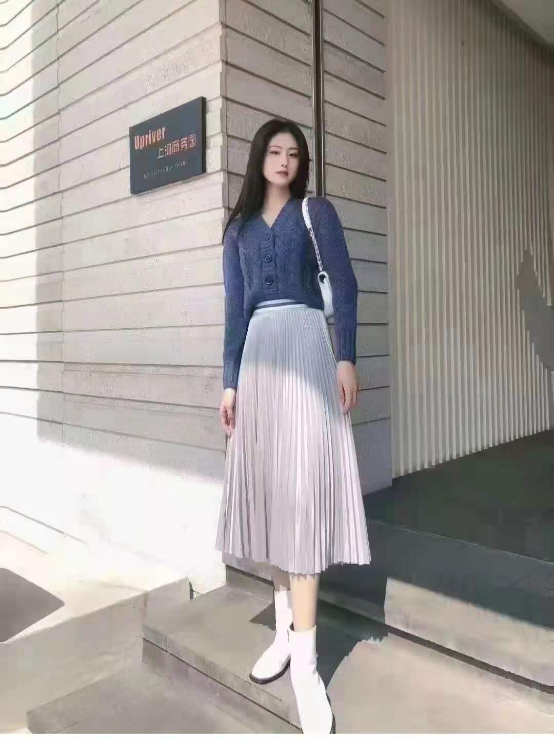 墨绿色百褶裙搭配什么上衣,银灰色百褶裙搭配什么上衣