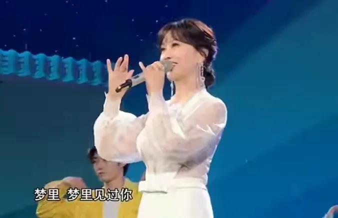 央视端午晚会张瀚徐璐牵手，吉娜内衣外露勒出肉，唱歌却睁不开眼