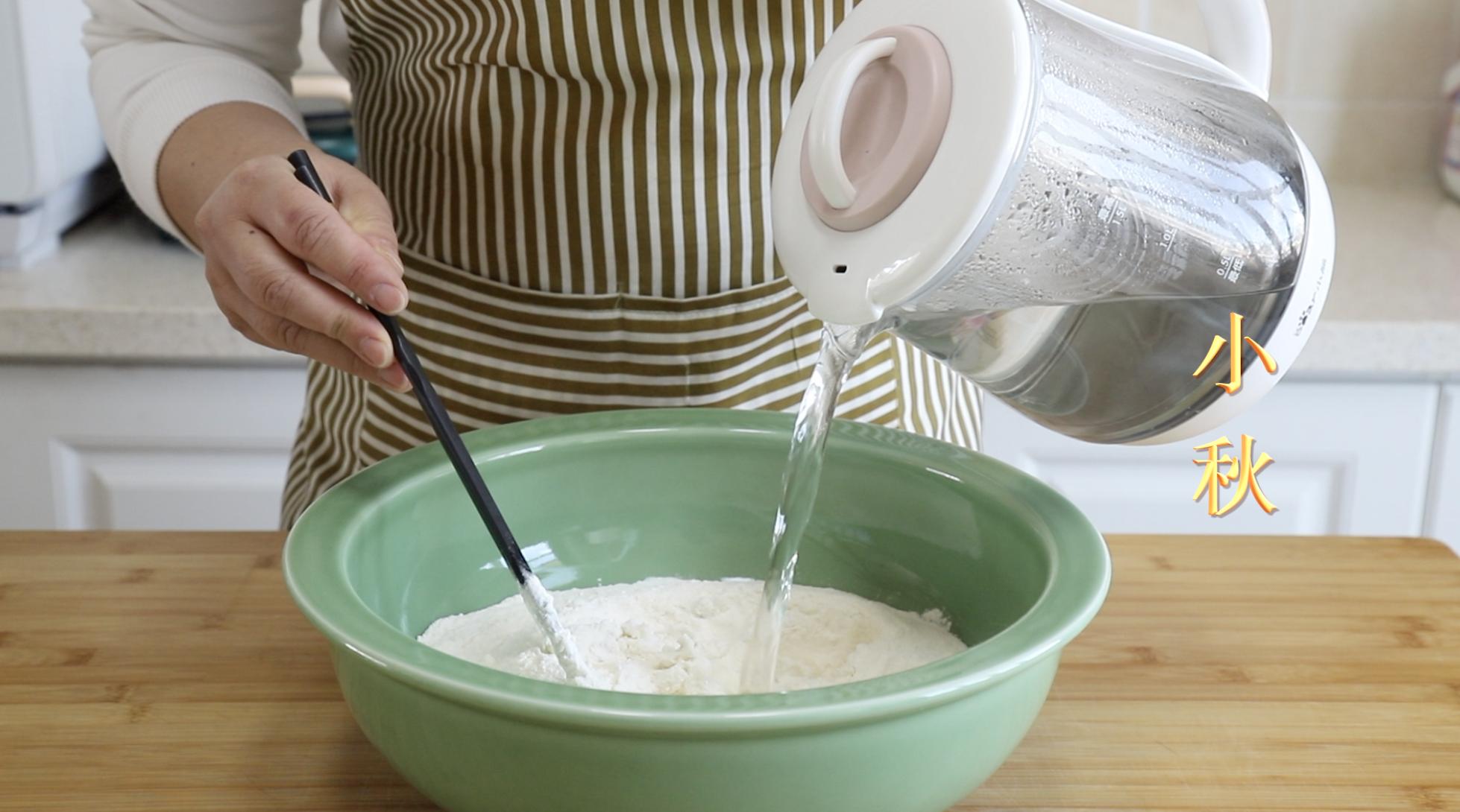 用开水烫面做馒头，是老一辈蒸馒头的方法，不发面个个暄软回甘