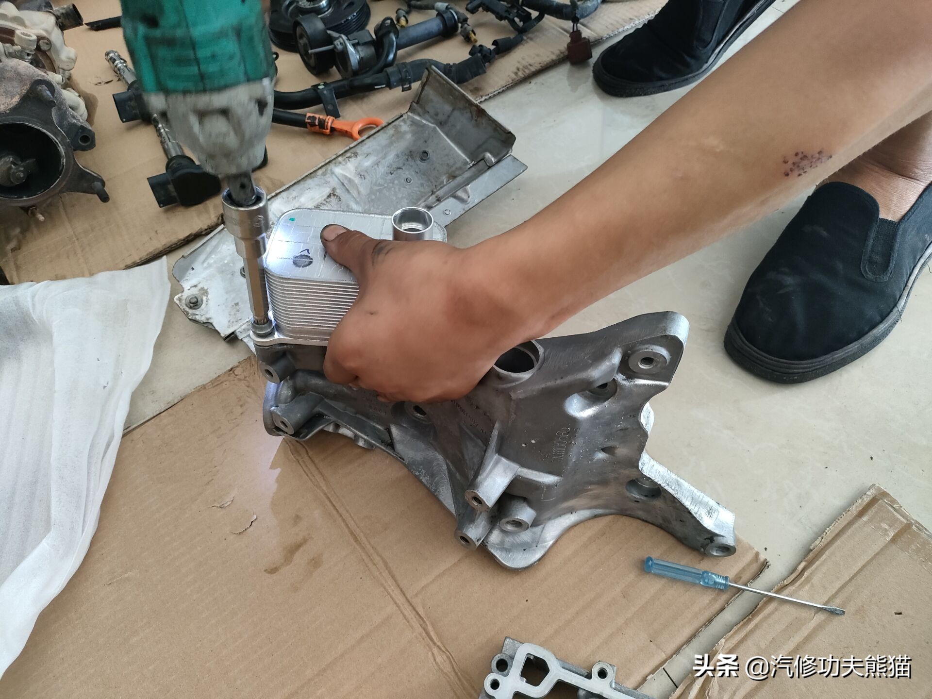 老途观发动机漏油维修,老途观涡轮增压器漏油维修多钱