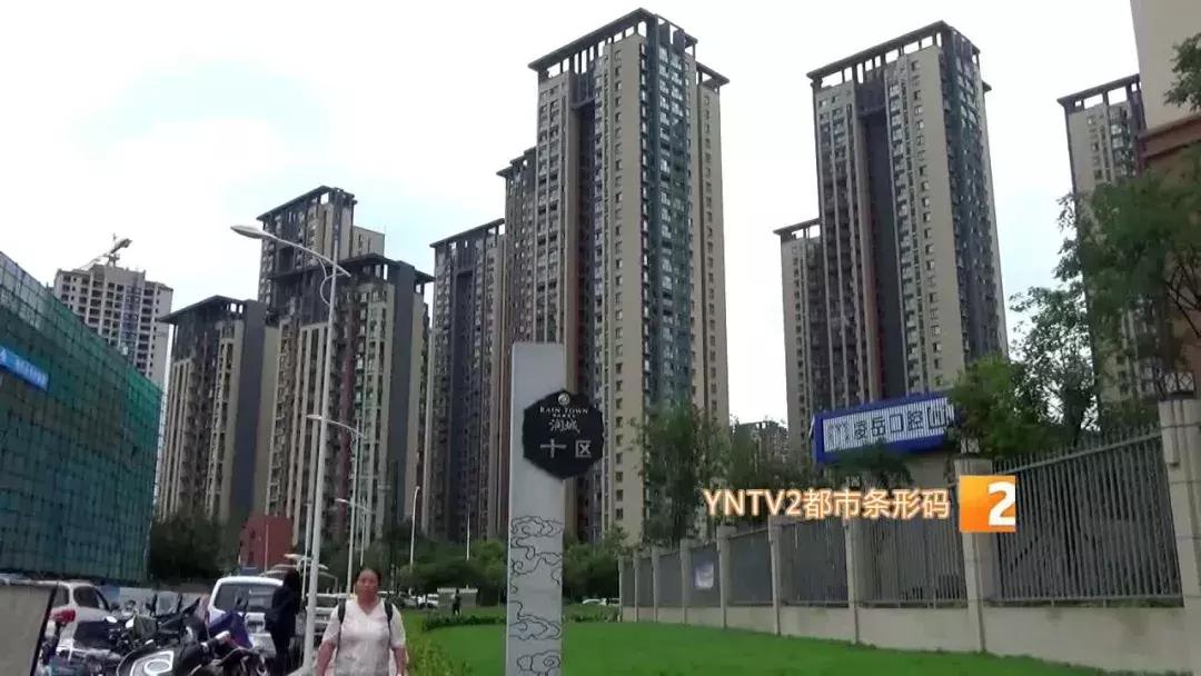 女子自称*迁拆**户，手上十几套房，结果产权证是P的……出事了！受骗租客警方喊你来报案