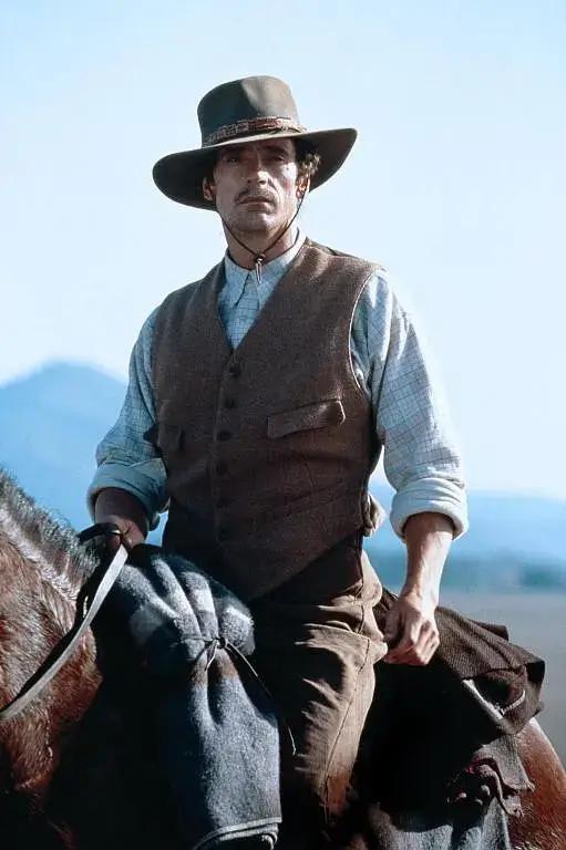 他是《洛丽塔》男主，畸形恋专业户，也是禁欲系不老男神