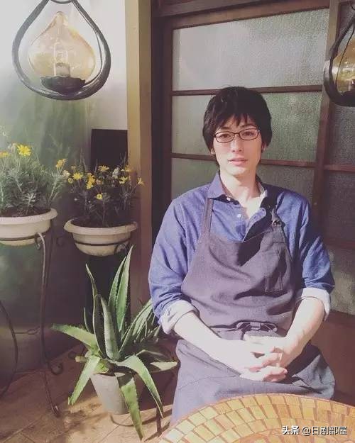 钘ゅ唸闈涜妭鐩鎼,钘ゅ唸闈涚患鑹烘彁鍒扮殑濂崇敓鏄皝