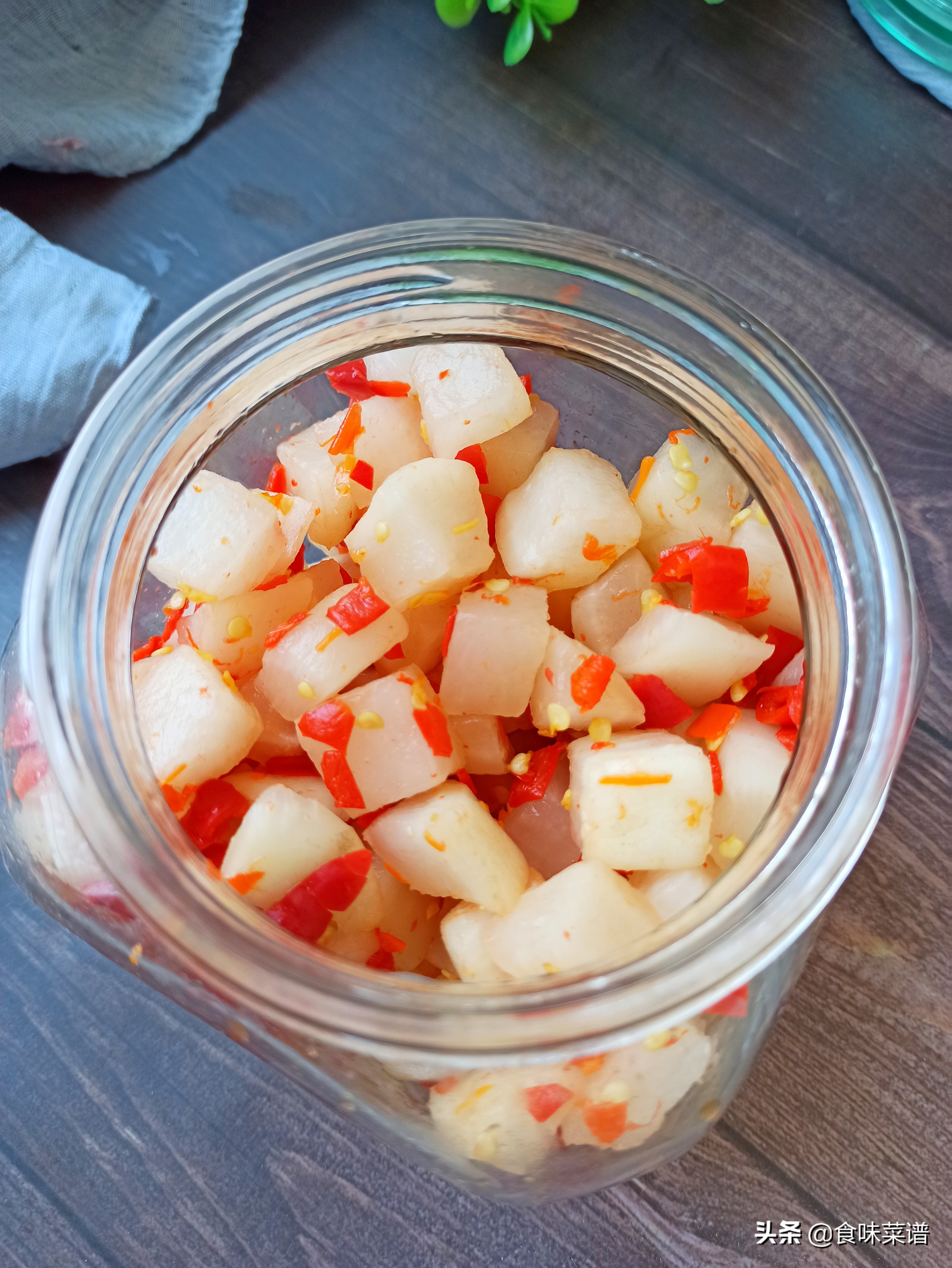 奶奶教你做腌萝卜,农村奶奶自制腌萝卜