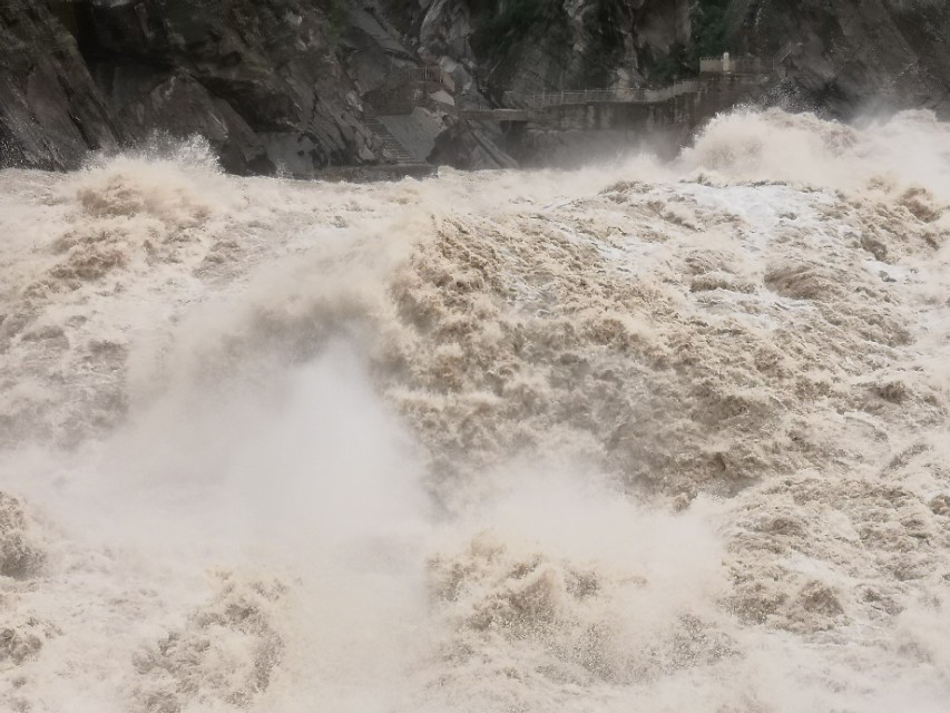 （二）虎跳峡：激越铿锵的震撼大片