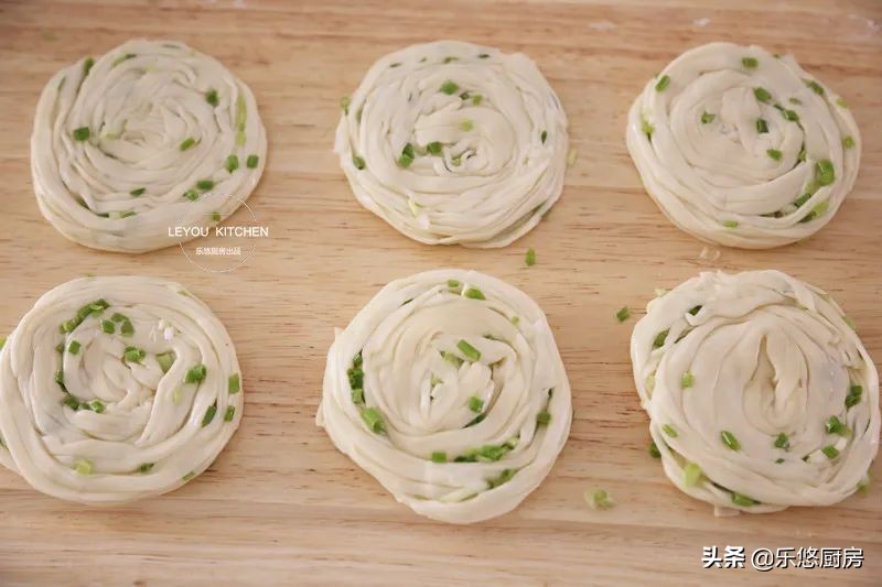 饺子皮剩了怎么做饼好吃,饺子皮葱花饼怎么做又软又好吃