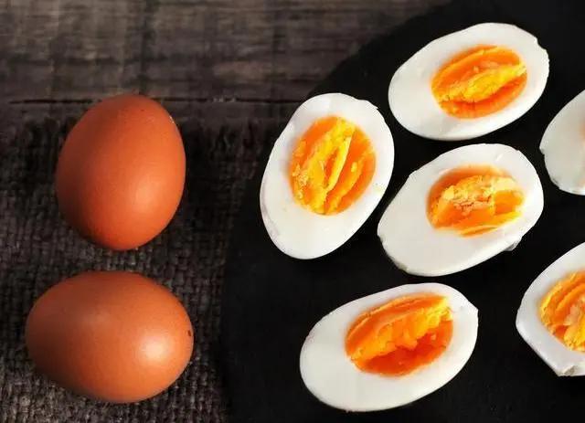 狗狗突然不吃食物没精打采怎么办,狗狗吃过的食物我们现在可以吃吗