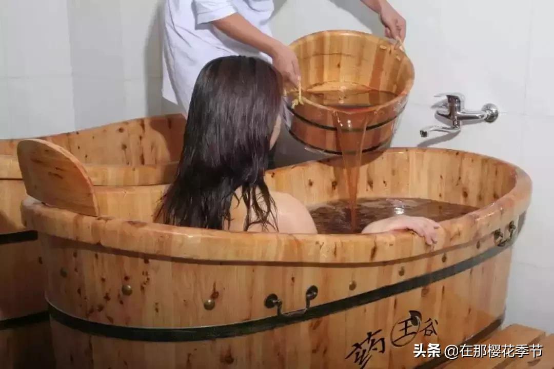一位客家妈妈用艾草煮水给儿子洗澡，结果万万没想到...