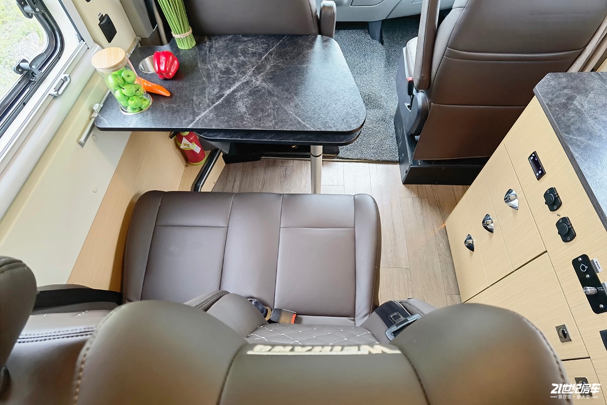 想要大空间？没门！恒温系统打造舒适二人世界，卫航V590B型房车