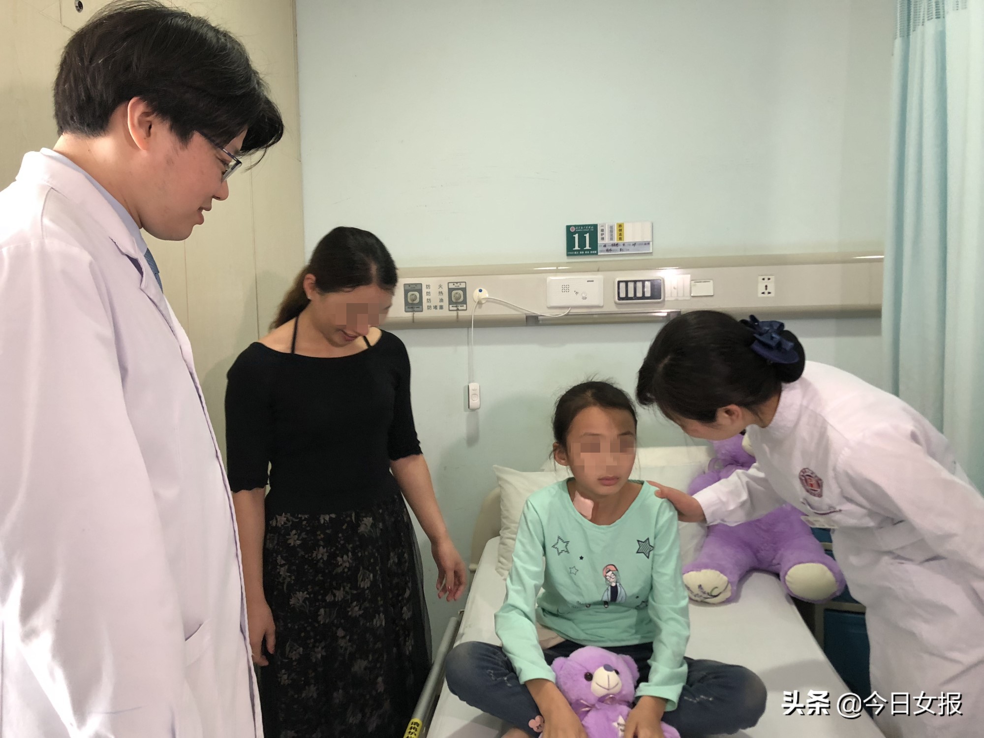 8岁小孩被同学踢中肚子后果,小女孩肚子被同学踢了一脚