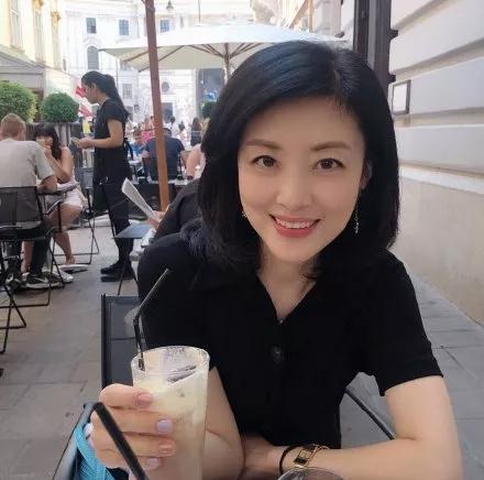 主持春晚16年周涛淡出台前，离婚后与路云再婚，今被丈夫宠成少女