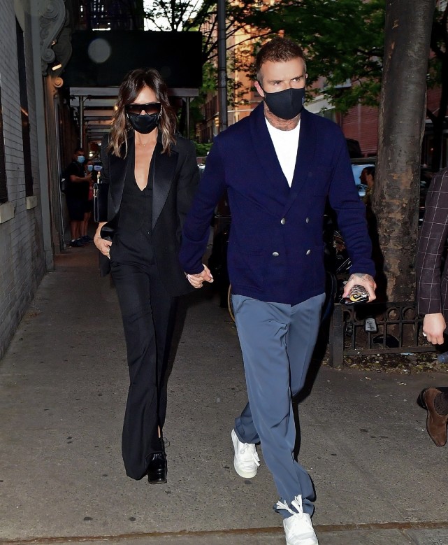 维多利亚贝克汉姆夫妻合体，贝嫂穿纯黑西装气场全开，小贝像跟班