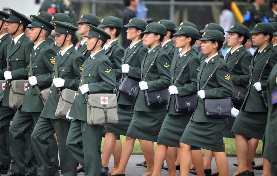 日本自卫队女兵为什么总挎着小包,日本陆上自卫队军用挎包