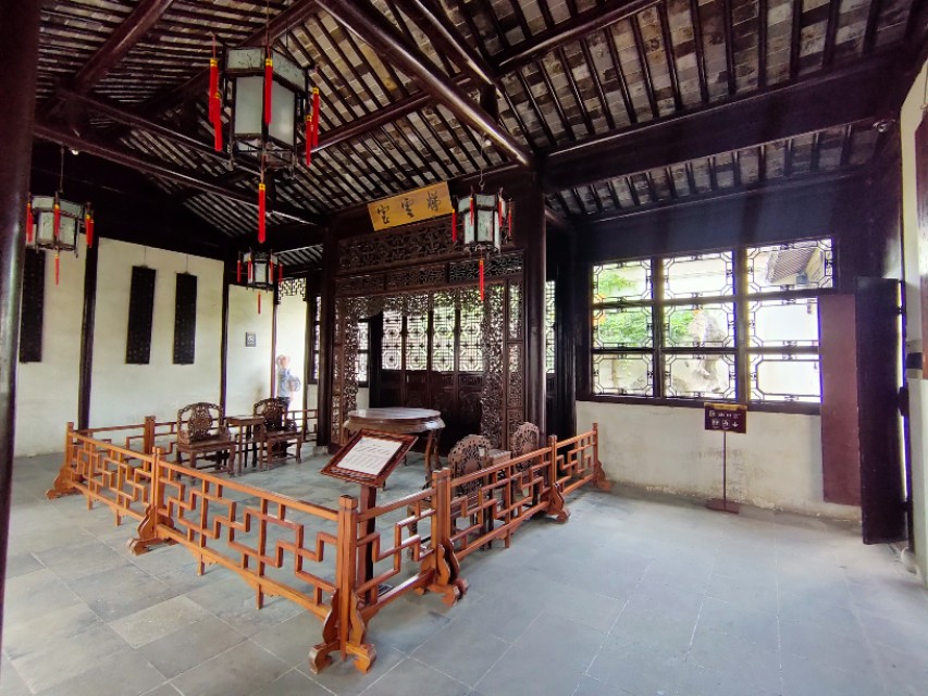 现实和画卷就隔着一扇门的距离，我推开苏州网师园的大门，流泪了