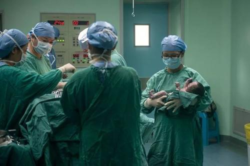 孕妇散步婴儿突然出生,孕妇走在大街上孩子突然掉出来了