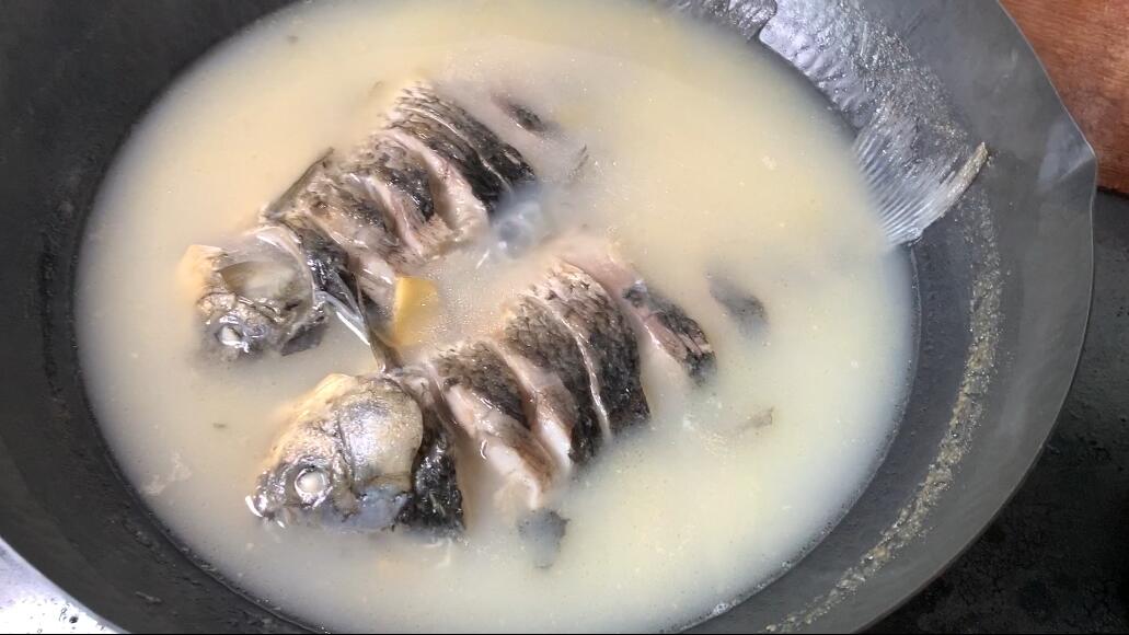 炖鱼汤煎鱼用大火还是小火,鱼汤炖多长时间才好喝