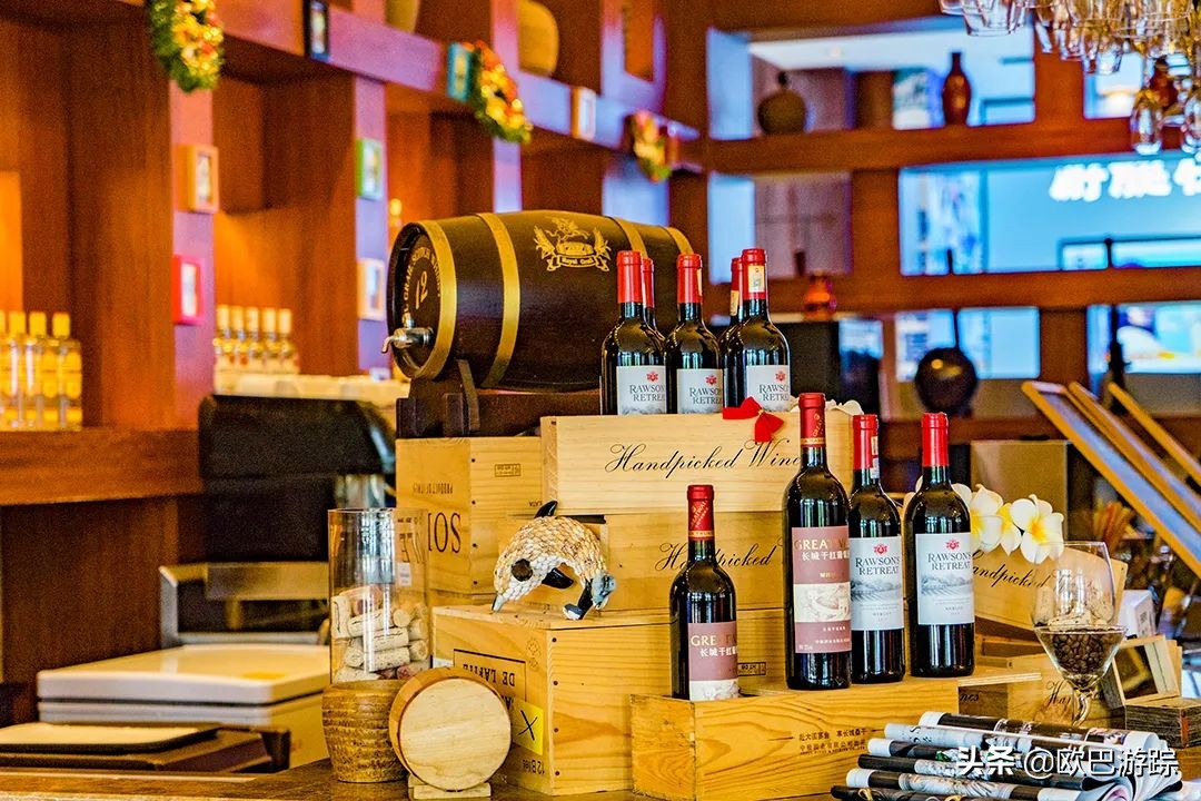 三亚维景度假酒店，占地100000多平米，位于天下第一湾的亚龙湾