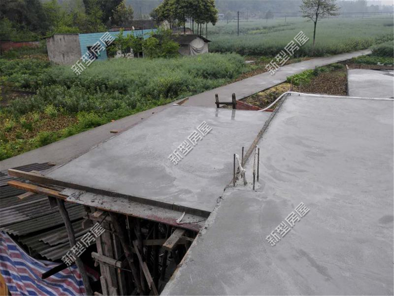 农村小伙盖房子被拆,农村自建房包工头把房子建歪了