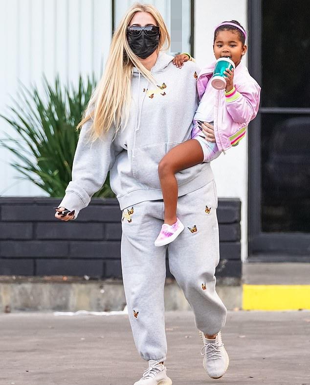 怀二胎的金小妹母女逛迪士尼！卫衣遮不住孕肚，戴米老鼠发箍扮嫩